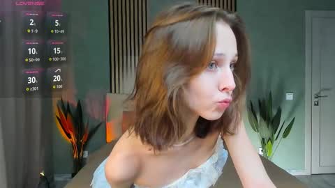 im Linda please give me thumbs up online show from October 29, 2025, 3:09 am