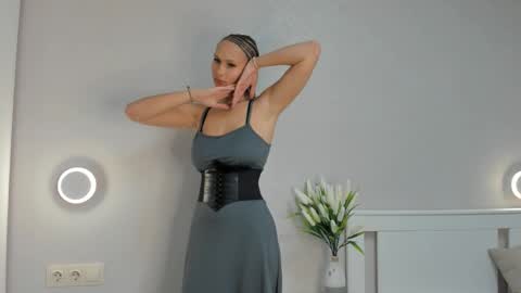 Doloras online show from September 29, 2025, 7:51 pm