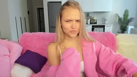 Snapshot of flooora_0 chatting on November 30, 2025, 5:33 am Mona online show from November 30, 2025, 5:33 am