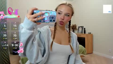 Snapshot of flooora_0 chatting on February 9, 2026, 1:31 am Mona online show from February 9, 2026, 1:31 am