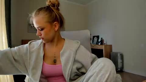 Snapshot of flooora_0 chatting on July 15, 2026, 1:33 am Mona online show from July 15, 2026, 1:33 am