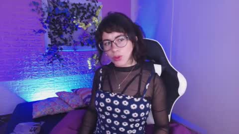 Snapshot of flora_blue chatting on October 20, 2025, 11:43 am flora_blue online show from October 20, 2025, 11:43 am