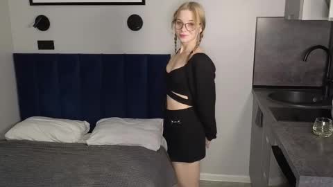 Snapshot of flower_princess3 chatting on October 17, 2025, 11:24 am Dolly online show from October 17, 2025, 11:24 am