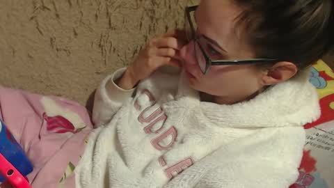 say meow and send tip  online show from February 5, 2025, 10:01 pm