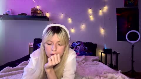 Snapshot of fluffy_delle chatting on September 23, 2025, 6:38 am Delle online show from September 23, 2025, 6:38 am