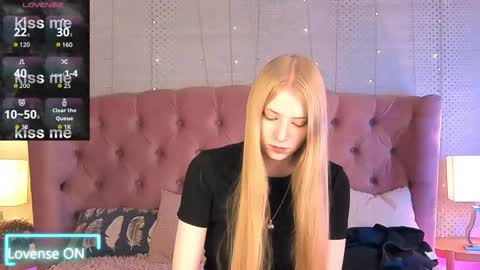 Mia online show from September 14, 2025, 9:47 pm