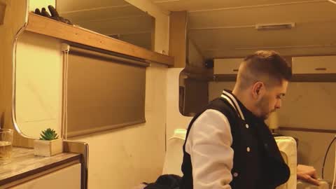 independent model online show from February 28, 2026, 6:20 pm