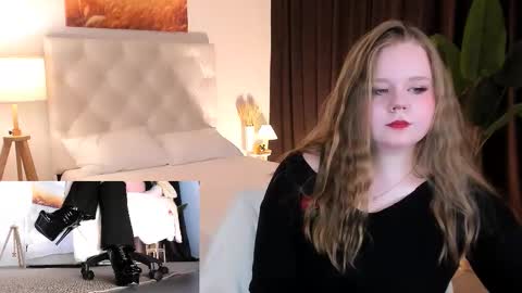 Snapshot of footfetish_baby chatting on September 16, 2025, 12:33 am Molly online show from September 16, 2025, 12:33 am