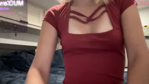 Snapshot of foreverkinkyy chatting on December 3, 2024, 1:52 am Elaine online show from December 3, 2024, 1:52 am