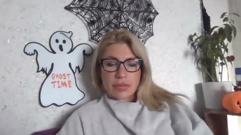 fox_red_lady7 online show from October 30, 2025, 7:10 am