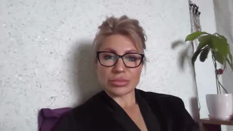 fox_red_lady7 online show from April 15, 2026, 8:21 am