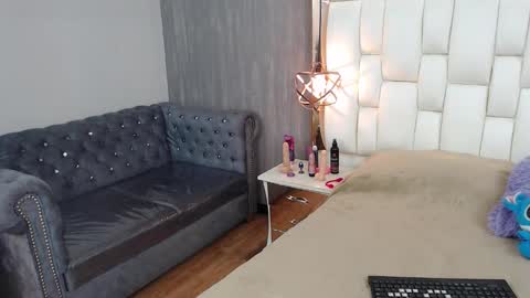 Foxxy  online show from October 1, 2025, 2:45 pm