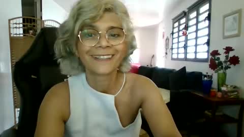 Snapshot of francelune chatting on December 9, 2024, 5:29 am francelune online show from December 9, 2024, 5:29 am