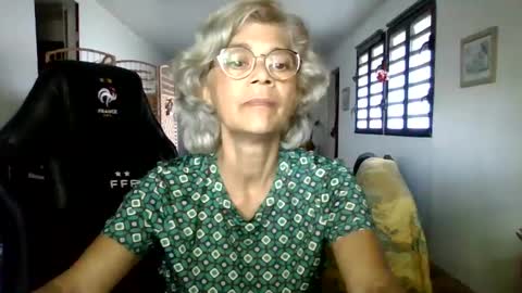 Snapshot of francelune chatting on December 15, 2024, 1:32 pm francelune online show from December 15, 2024, 1:32 pm