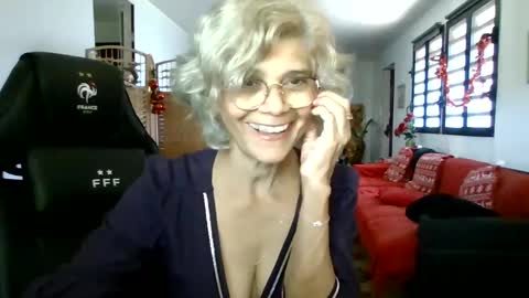 Snapshot of francelune chatting on December 22, 2024, 8:05 am francelune online show from December 22, 2024, 8:05 am