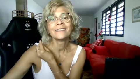 Snapshot of francelune chatting on December 28, 2024, 12:56 pm francelune online show from December 28, 2024, 12:56 pm