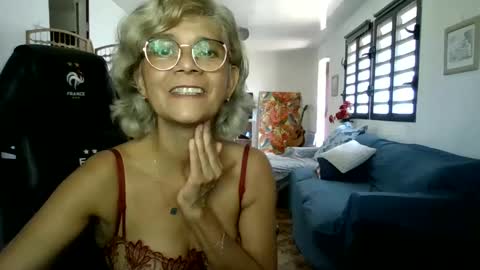 Snapshot of francelune chatting on January 7, 2025, 10:11 am francelune online show from January 7, 2025, 10:11 am
