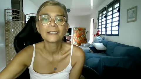 Snapshot of francelune chatting on January 7, 2025, 2:08 pm francelune online show from January 7, 2025, 2:08 pm