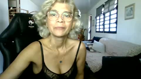 Snapshot of francelune chatting on January 12, 2025, 12:01 pm francelune online show from January 12, 2025, 12:01 pm
