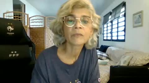 Snapshot of francelune chatting on January 13, 2025, 1:17 pm francelune online show from January 13, 2025, 1:17 pm