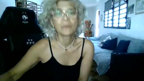 Snapshot of francelune chatting on January 17, 2025, 1:13 pm francelune online show from January 17, 2025, 1:13 pm