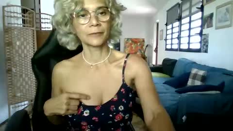 Snapshot of francelune chatting on January 22, 2025, 11:01 am francelune online show from January 22, 2025, 11:01 am