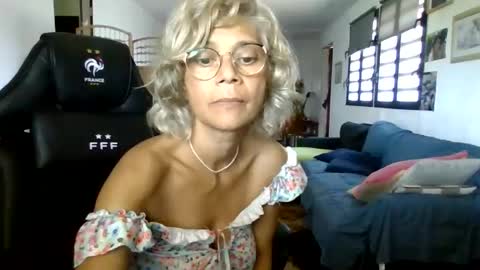 Snapshot of francelune chatting on January 26, 2025, 7:21 am francelune online show from January 26, 2025, 7:21 am