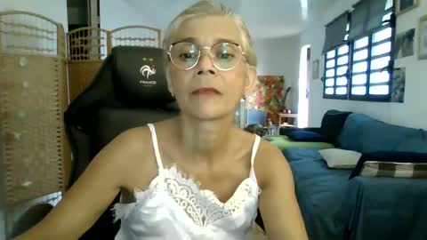 Snapshot of francelune chatting on January 28, 2025, 1:49 pm francelune online show from January 28, 2025, 1:49 pm