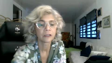 Snapshot of francelune chatting on January 29, 2025, 2:32 pm francelune online show from January 29, 2025, 2:32 pm