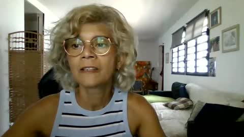 Snapshot of francelune chatting on January 30, 2025, 11:01 am francelune online show from January 30, 2025, 11:01 am