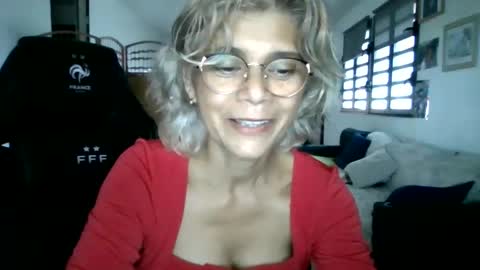 Snapshot of francelune chatting on February 2, 2025, 12:24 pm francelune online show from February 2, 2025, 12:24 pm