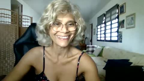 Snapshot of francelune chatting on February 3, 2025, 12:57 pm francelune online show from February 3, 2025, 12:57 pm