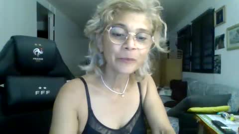 Snapshot of francelune chatting on March 11, 2025, 2:51 pm francelune online show from March 11, 2025, 2:51 pm