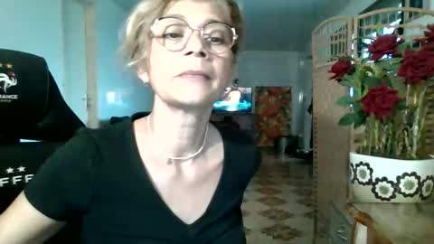 Snapshot of francelune chatting on September 10, 2025, 1:22 pm francelune online show from September 10, 2025, 1:22 pm
