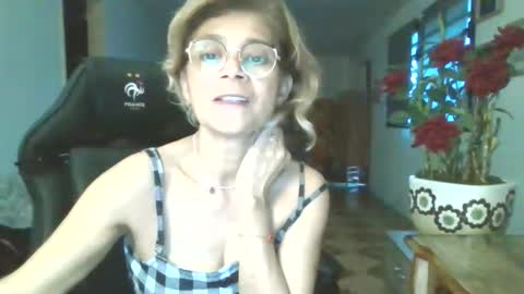 Snapshot of francelune chatting on September 16, 2025, 1:23 pm francelune online show from September 16, 2025, 1:23 pm