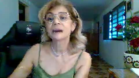 Snapshot of francelune chatting on September 18, 2025, 1:13 pm francelune online show from September 18, 2025, 1:13 pm