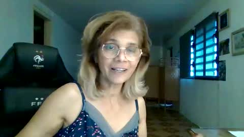 Snapshot of francelune chatting on September 22, 2025, 1:02 pm francelune online show from September 22, 2025, 1:02 pm