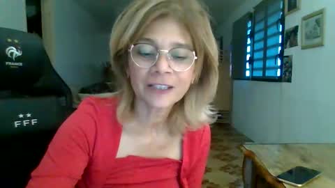 Snapshot of francelune chatting on October 10, 2025, 1:21 pm francelune online show from October 10, 2025, 1:21 pm
