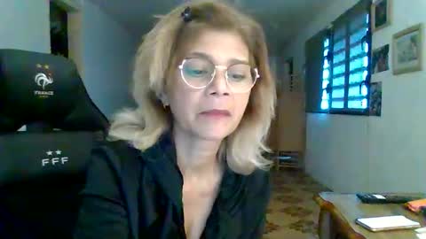 Snapshot of francelune chatting on October 13, 2025, 1:22 pm francelune online show from October 13, 2025, 1:22 pm