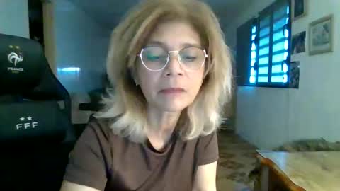 Snapshot of francelune chatting on October 14, 2025, 1:12 pm francelune online show from October 14, 2025, 1:12 pm