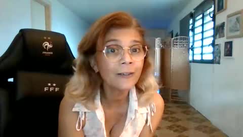 Snapshot of francelune chatting on November 27, 2025, 1:13 pm francelune online show from November 27, 2025, 1:13 pm