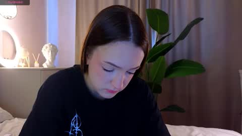 Snapshot of francessmason chatting on March 3, 2026, 6:19 am Marybrown eye Katy gray eye online show from March 3, 2026, 6:19 am