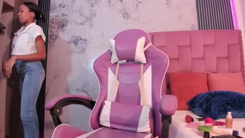 Laura online show from November 28, 2025, 7:38 pm