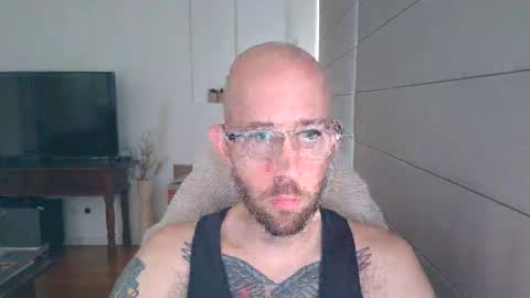 frank_perry2332 online show from April 21, 2026, 11:18 pm