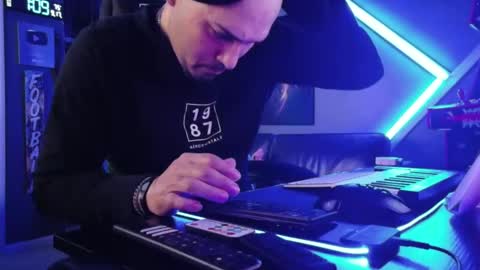 frankievw9 online show from September 17, 2025, 5:09 am