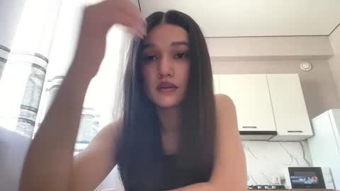 Mia online show from June 16, 2026, 5:10 am