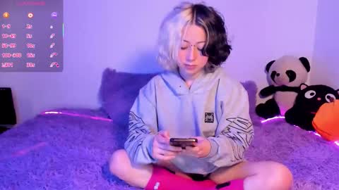 frida_lassi_ online show from September 14, 2025, 9:58 pm