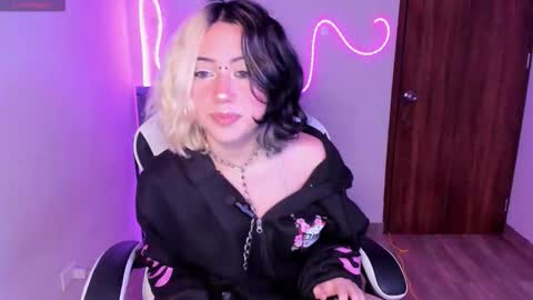 frida_lassi_ online show from November 9, 2025, 10:08 pm