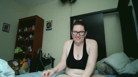 fuzzypeaches87 online show from May 19, 2026, 2:18 am