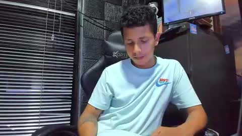 Snapshot of g_lincoln chatting on June 25, 2026, 11:42 pm g_lincoln online show from June 25, 2026, 11:42 pm